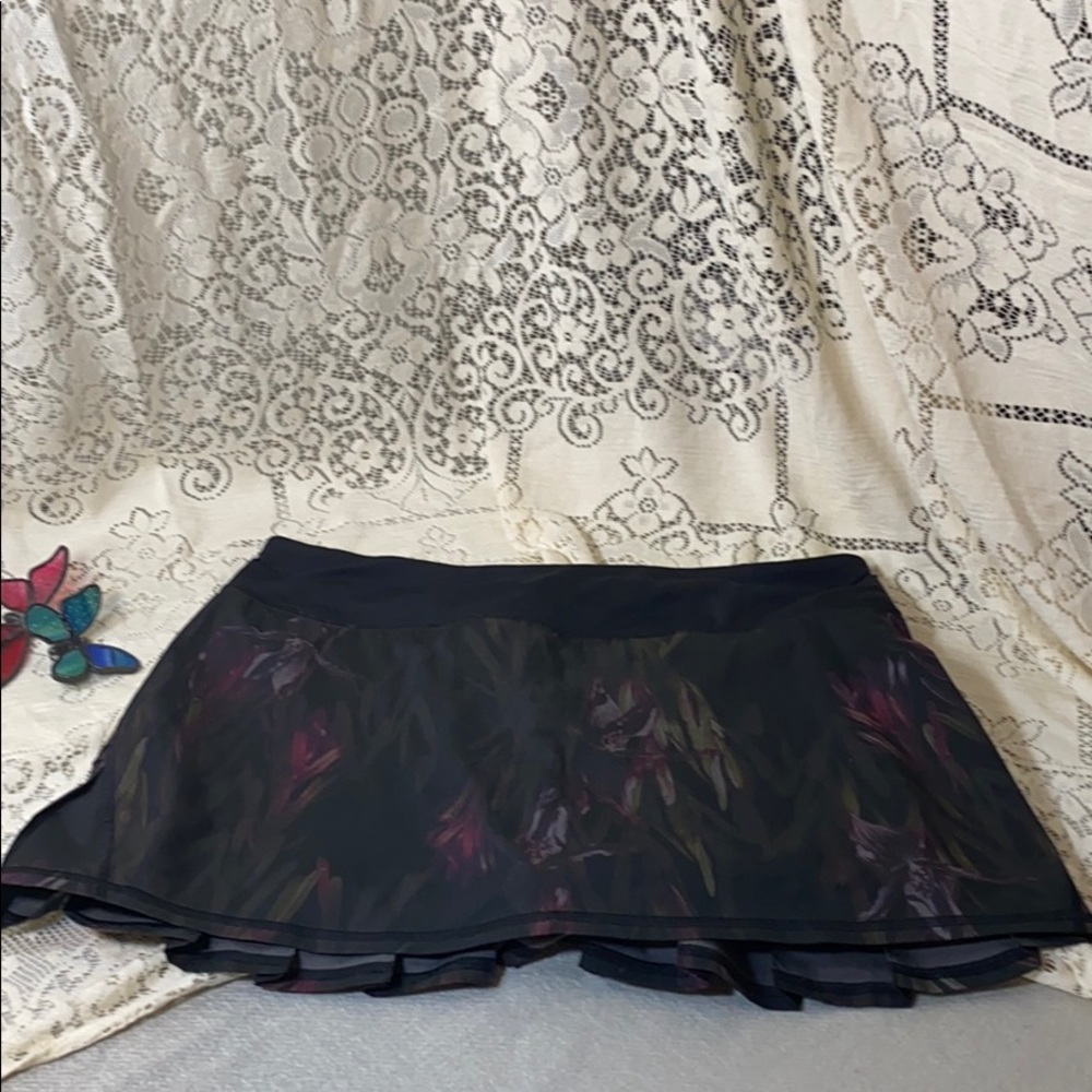 ILNC. Lululemon size 10reg tennis skort